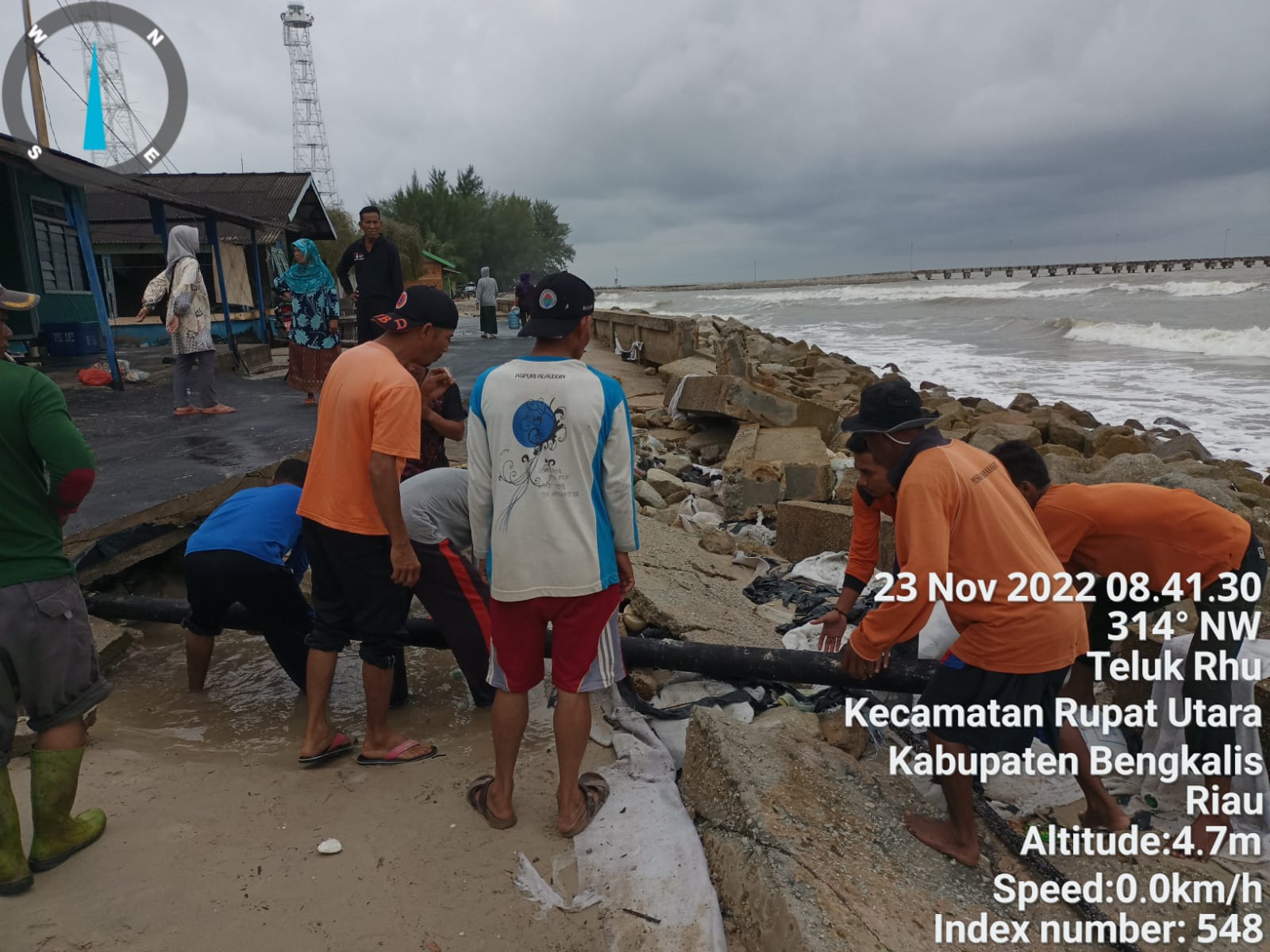 Pantai Tanjung Punak dan Teluk Rhu Alami Banjir Rob, Tim Rescue BPBD Rupat Utara Melakukan Pemantauan
