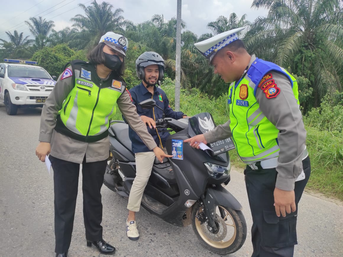 Agar Lancar, Tim Unit Kamsel Satlantas Polres Rohil Bagikan Brosur Keselamatan