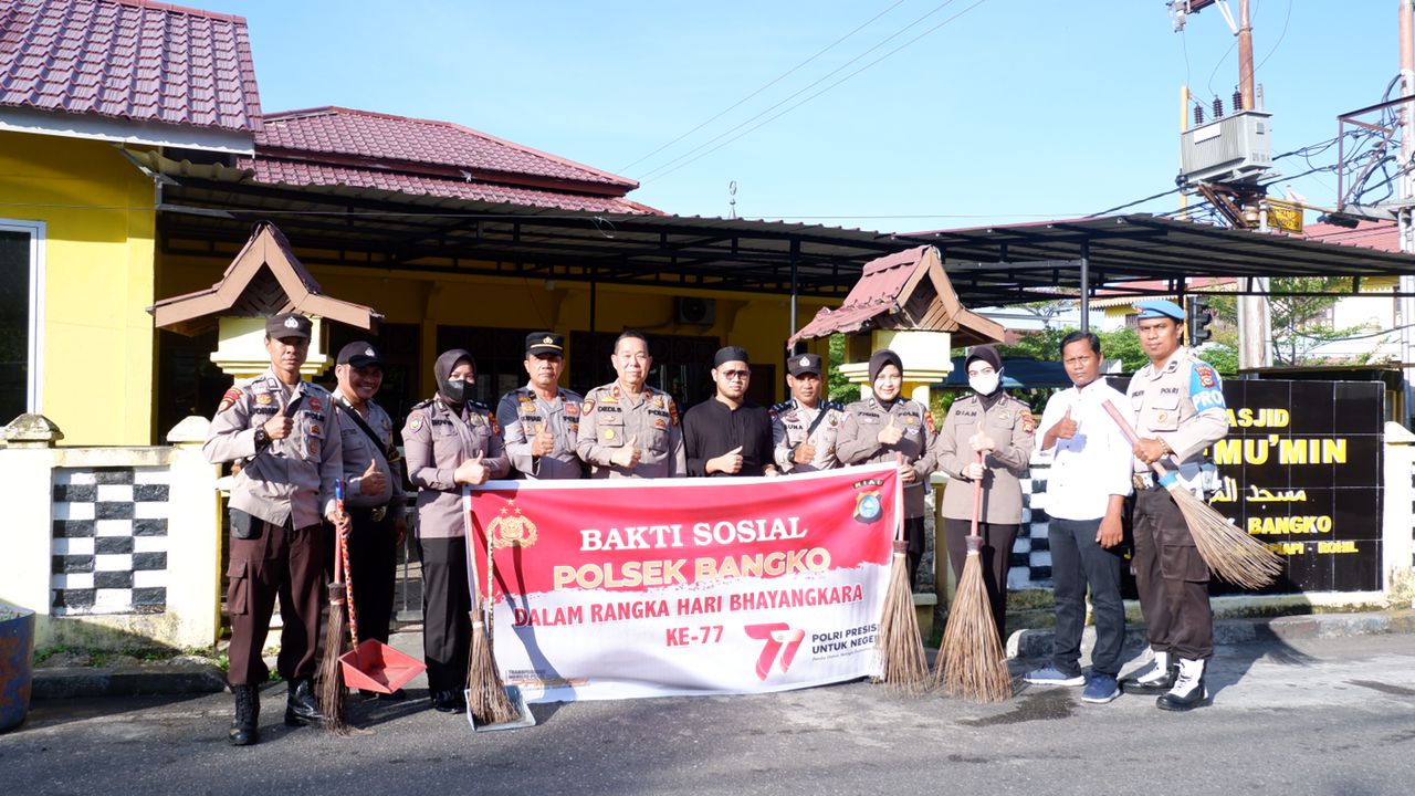 Polsek Bangko Bersihkan Rumah Ibadah Dan Bagikan Paket Sembako Kepada Masyarakat Pra Sejahtera
