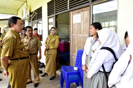Bupati HM.Wardan Tinjau Penyelenggaraan UNBK SMK 1 Tembilahan