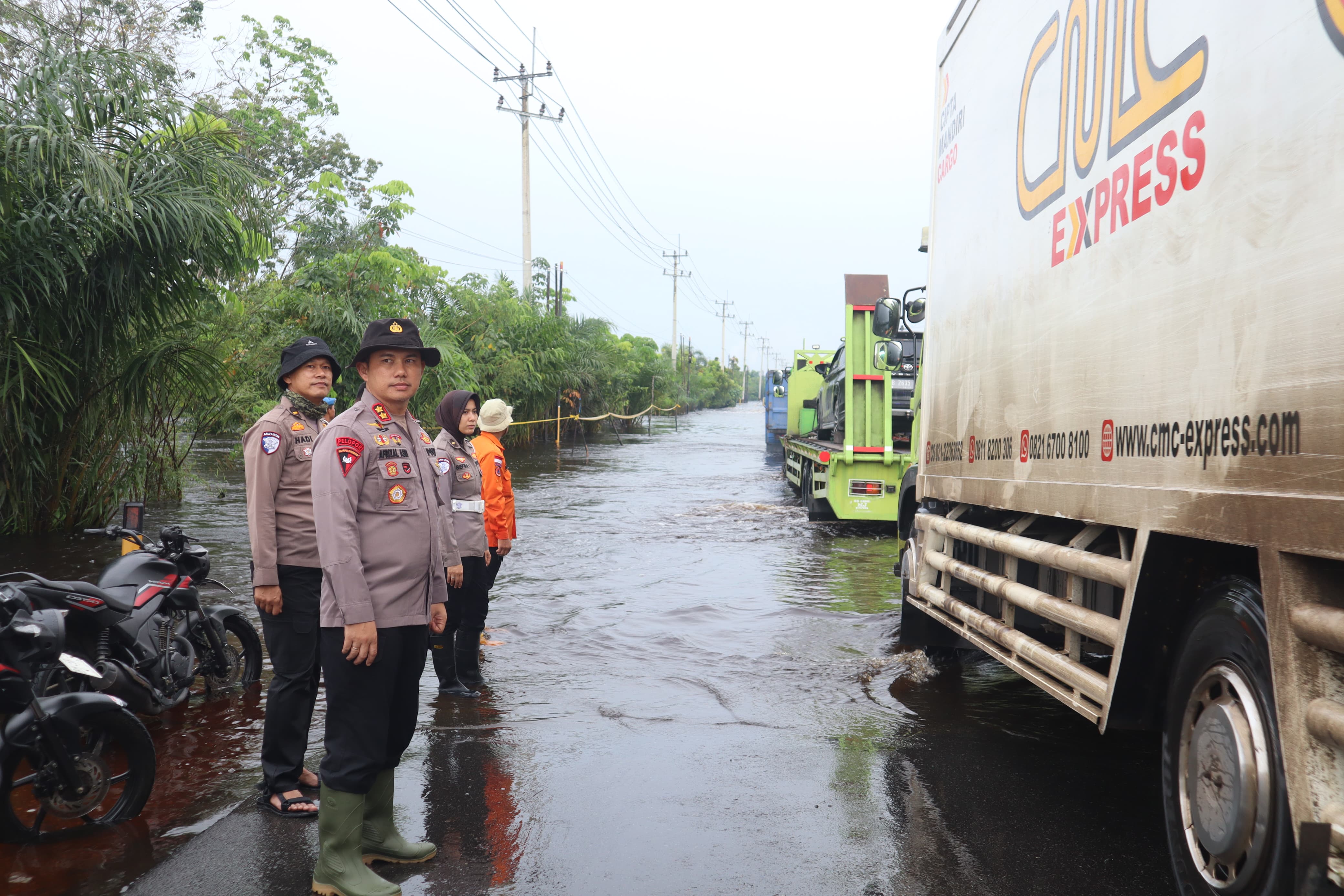 Polres Pelalawan Siaga 24 Jam di Lokasi Banjir KM 83, Pastikan Distribusi Barang Pokok Selama Ramadhan Lancar