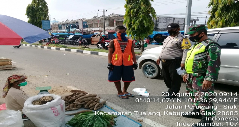 Patroli Pendiplinan Masyarakat Babinsa Koramil 10/Perawang di Pasar Tuah Serumpun