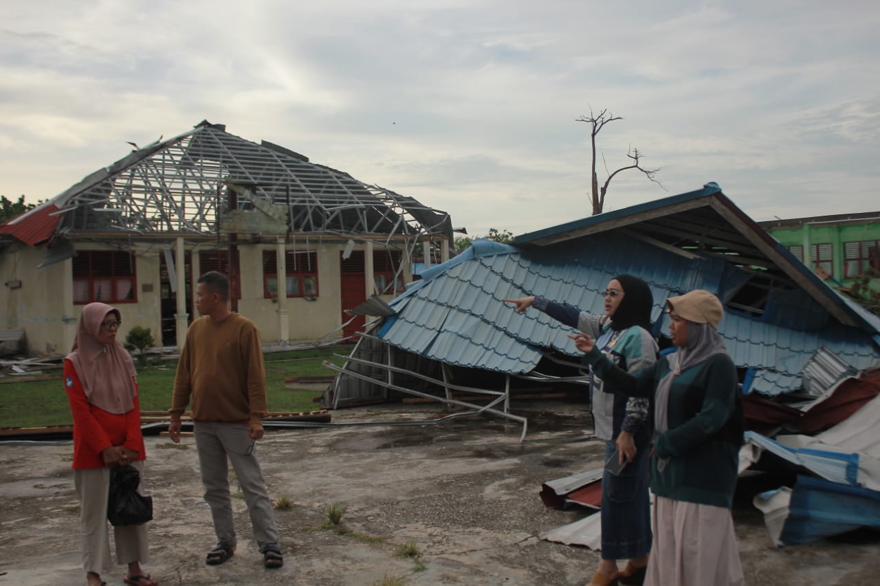 Anggota DPR RI Iyeth Bustami Serahkan Bantuan dan Dorong Penanganan Cepat Infrastruktur