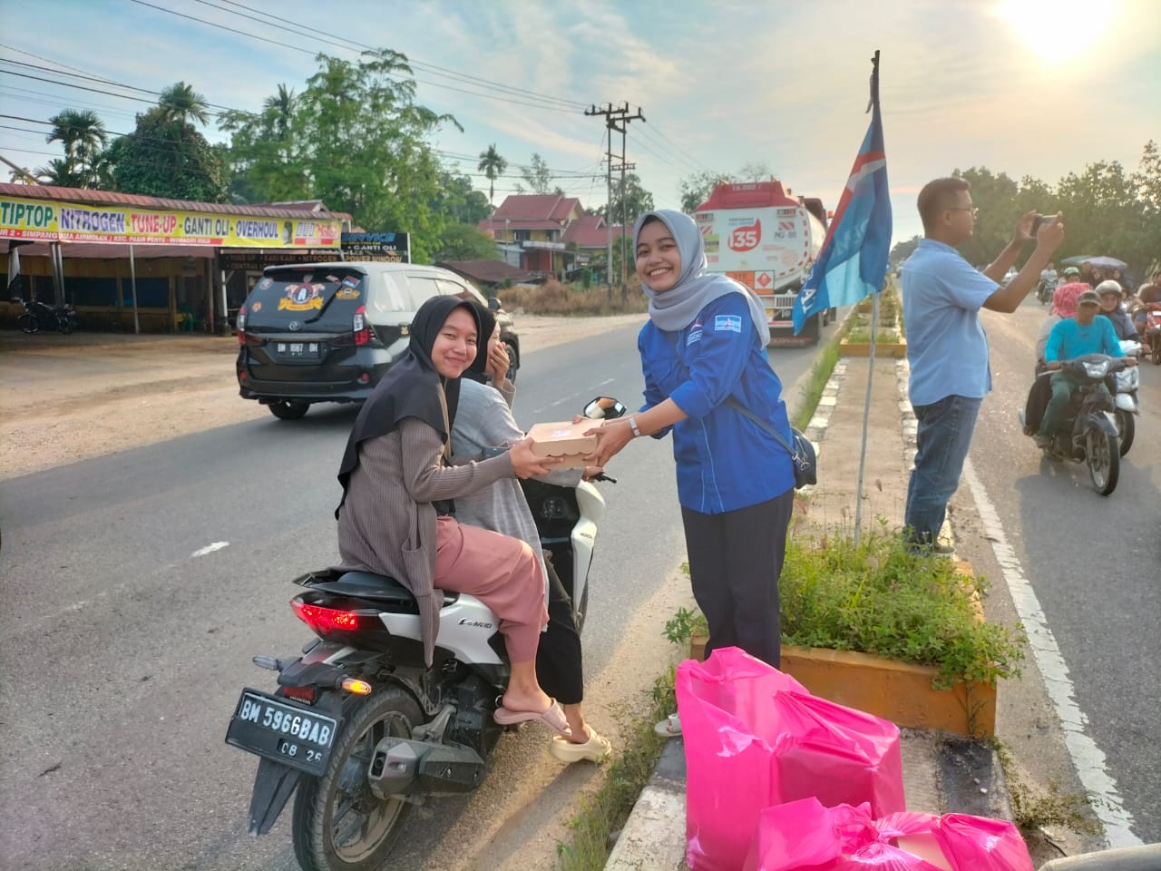 DPC Demokrat Kabupaten Inhu Berbagi Takjil ke Warga