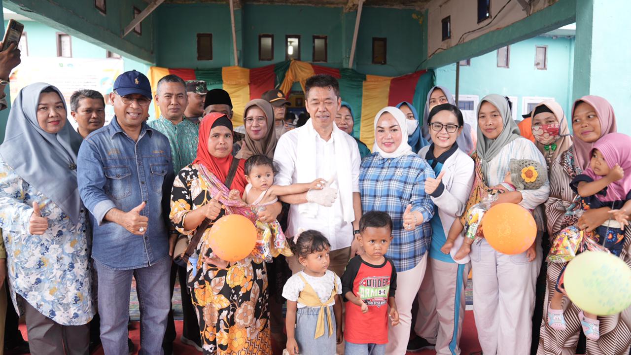 Berkunjung ke Pekaitan, Bupati Rohil Tinjau Pelaksanaan Imunisasi Polio dan Serahkan Bantuan Sembako