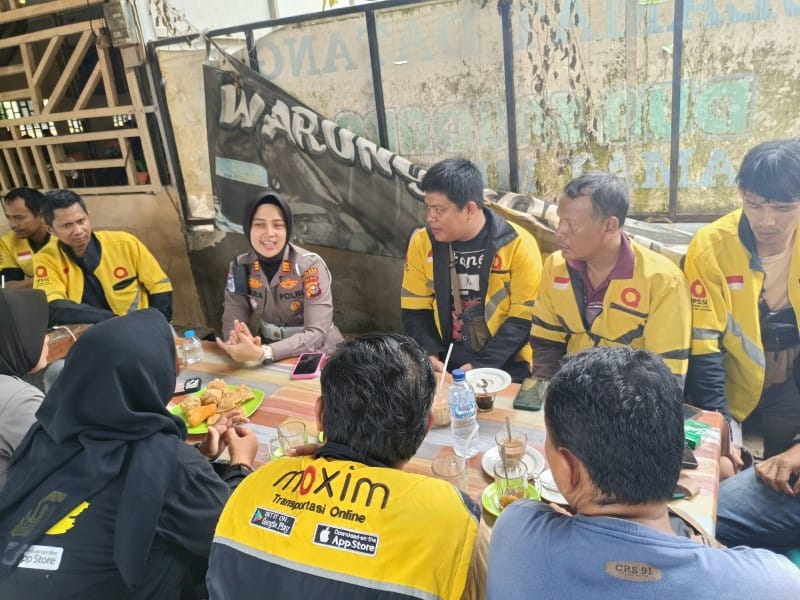 Polisi Bersama Masyarakat! AKP Rara Pererat Silaturahmi dengan Driver Maxim, Keselamatan Jadi Prioritas