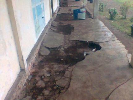 Lantai dan Plafon â€ŽSD 038 Sukodi-Bengkalis Rusak Parah