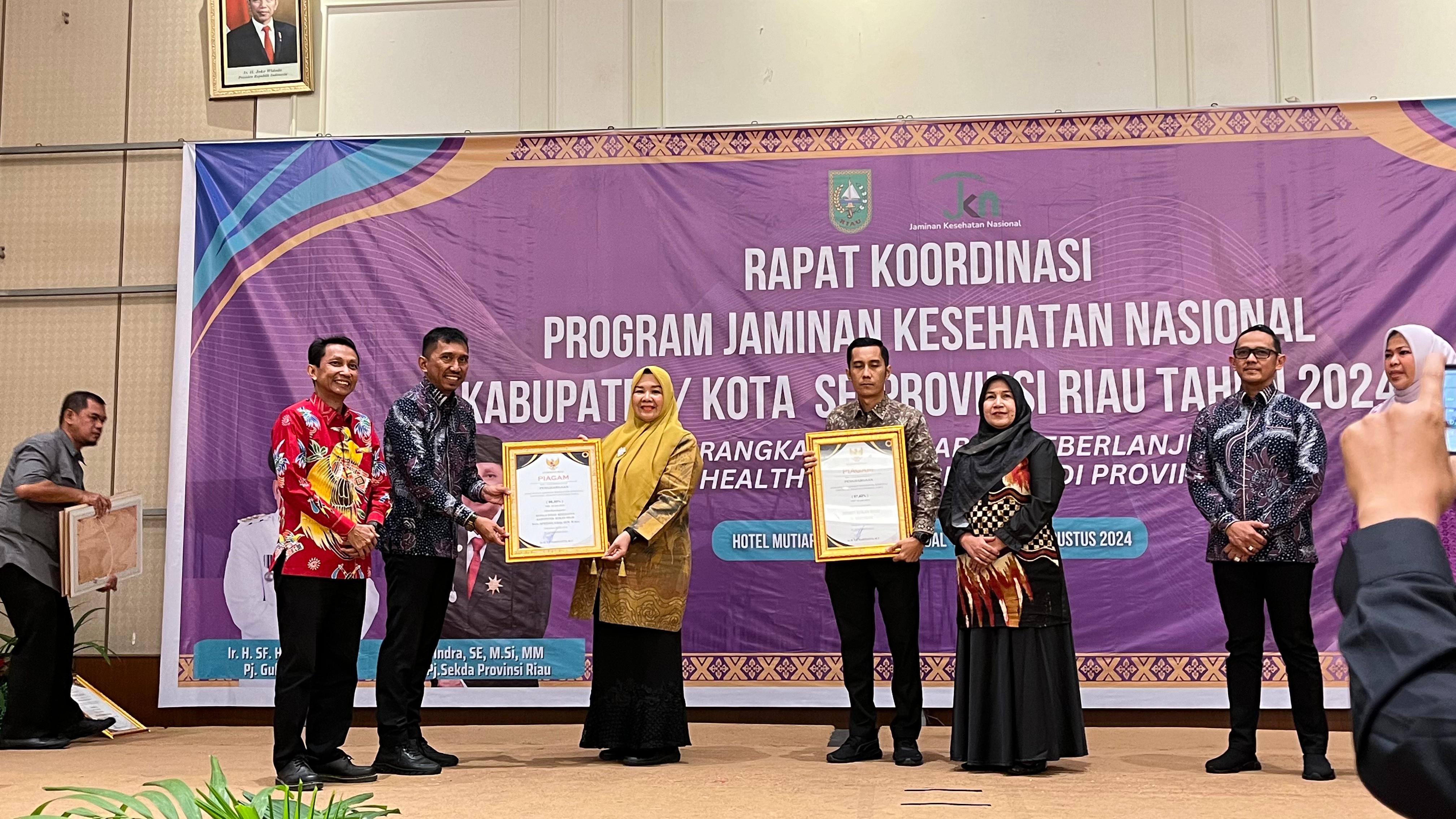 Bupati dan Kadiskes Rohil Terima Penghargaan UHC Dari Gubri
