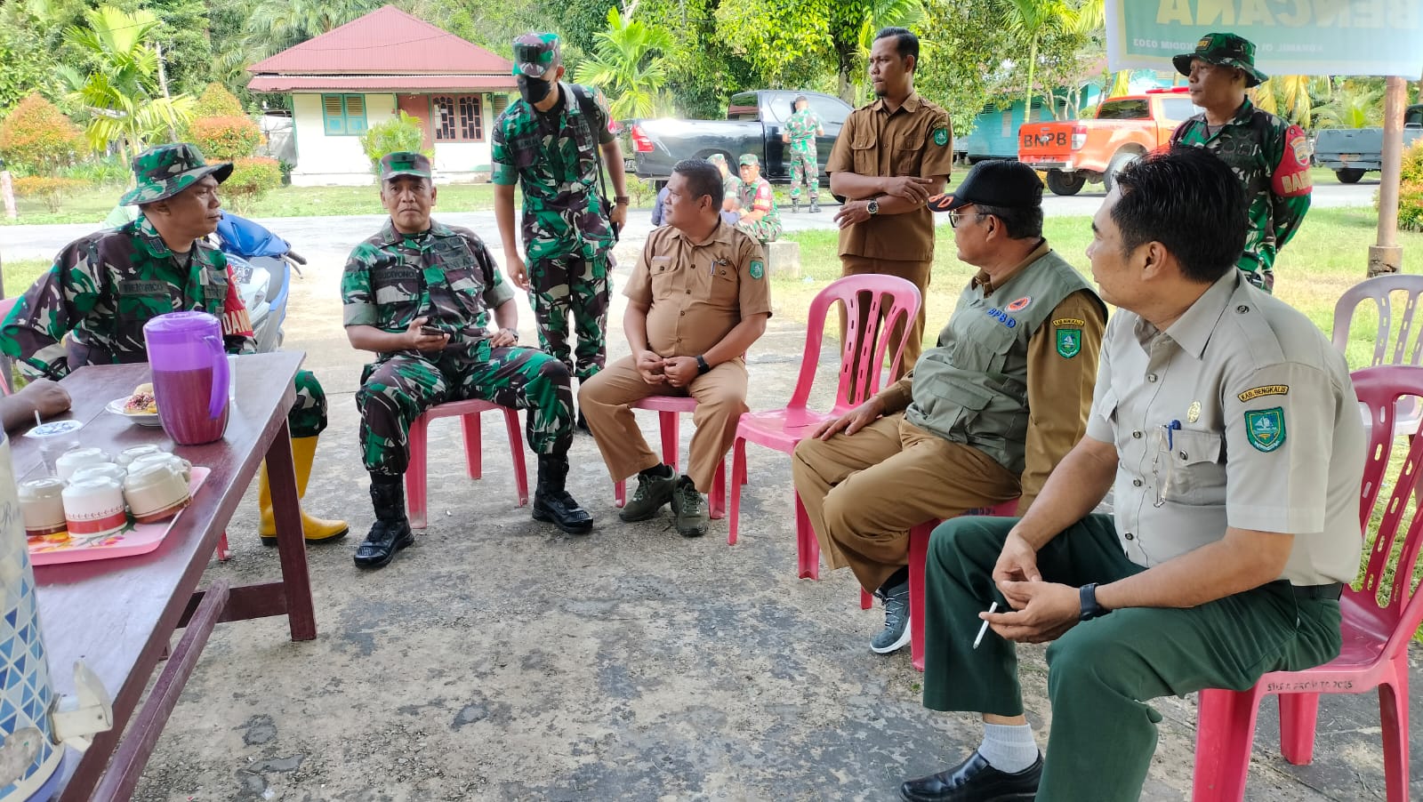 BPBD Bengkalis dan Tim Gabungan Memantau Pergerakan Tanah Akibat Abrasi dan Longsor di Desa Simpang Ayam