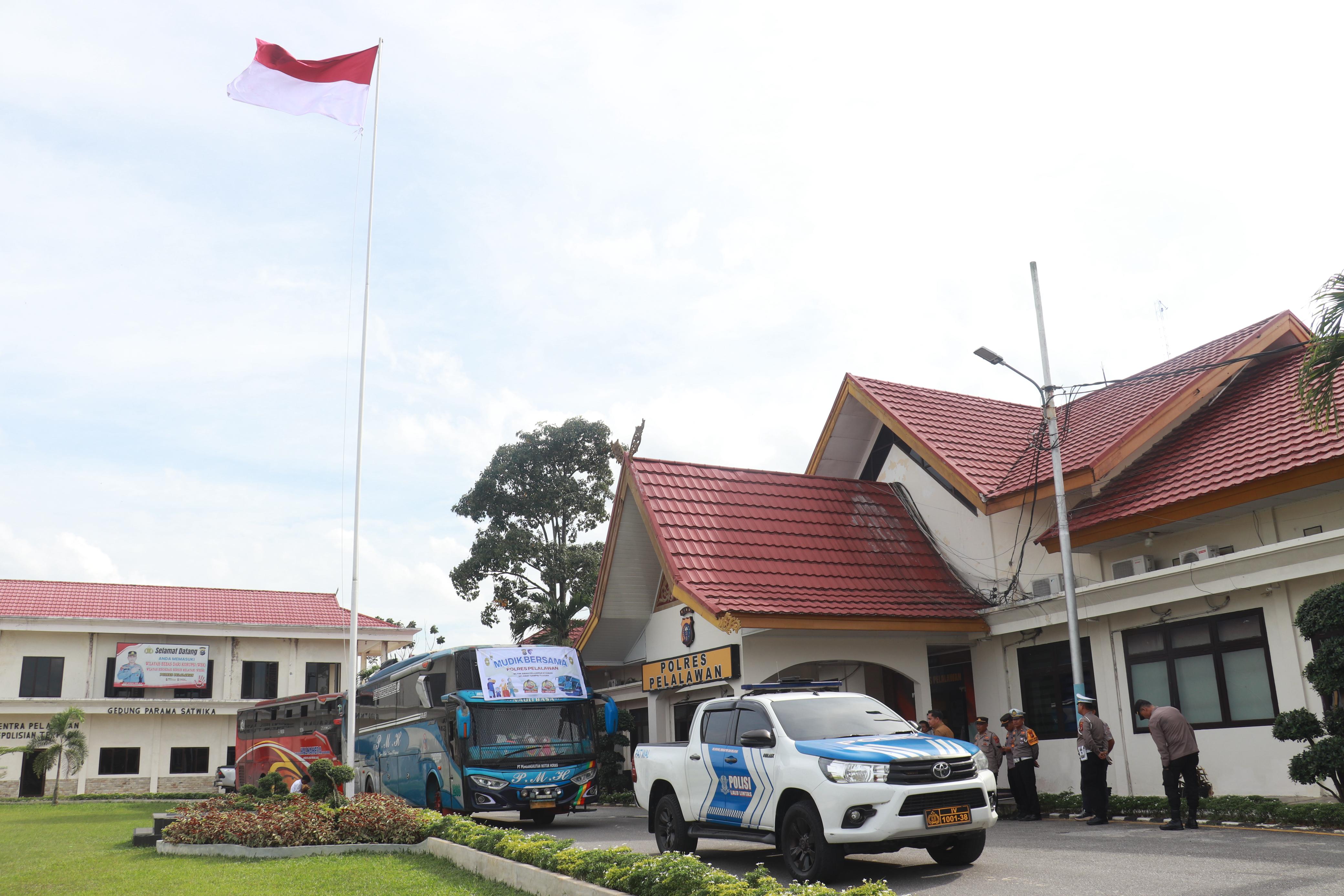 Kapolres Pelalawan Lepas 100 Pemudik ke Sumatra Utara, Berangkat dengan Penuh Kebahagiaan
