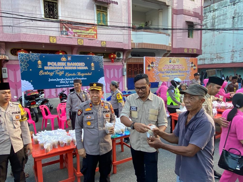 Berkah ramadhan, Polsek Bangko beserta bhayangkari dan rekan media Berbagi Takjil Kepada Masyarakat