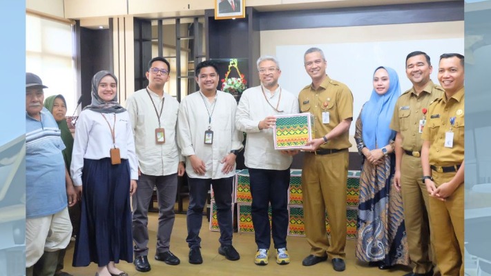 Kadisnakertrans Provinsi Riau Hadiri Serah Terima Bantuan Sembako dari PT PHR Zona Rokan