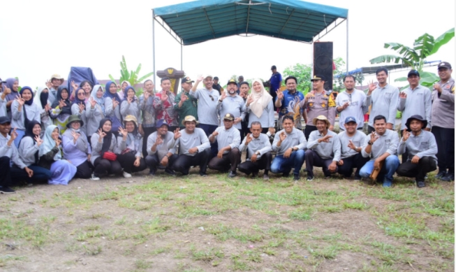 Panen Raya Melon di Siak Kecil, Bupati Bengkalis Ajak Petani Kelola Lahan dan Pekarangan Secara Optimal