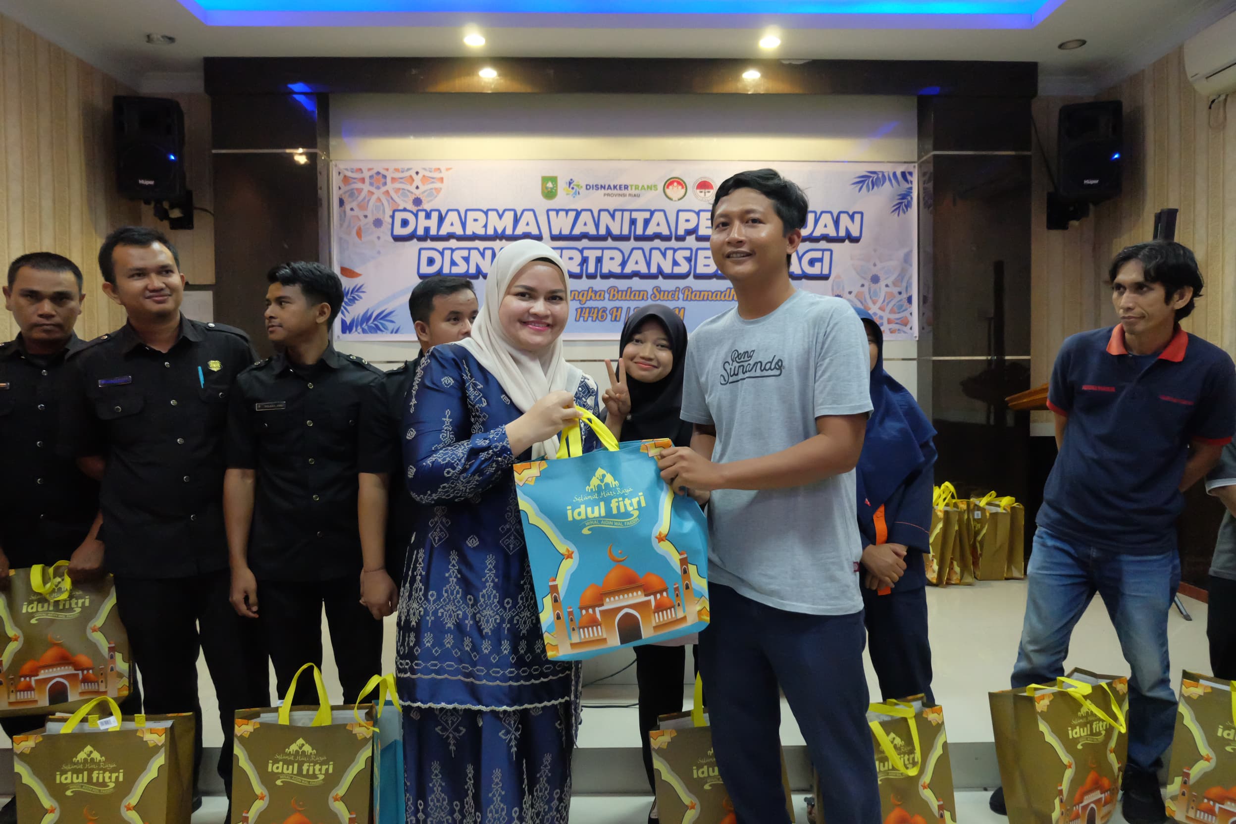 Dharma Wanita Persatuan Disnakertrans Riau Bagikan Paket Sembako Bagi Tenaga Honorer