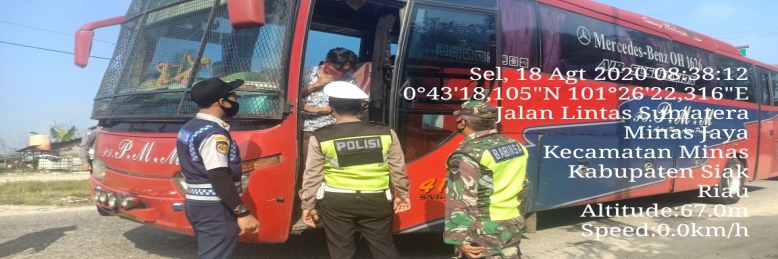 Babinsa dan Tim Gabungan PAM di Simpang Perawang Minas Pantau Pelaksanaan Adaptasi Kebiasaan Baru