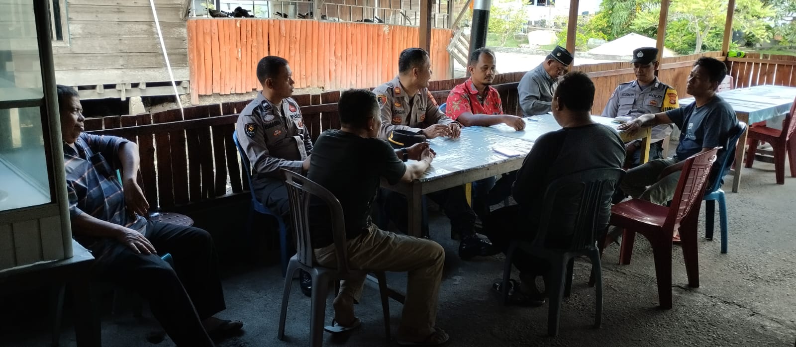 Polsek Kuala Kampar Jumat Curhat Di Warung Makar SR  Teluk Dalam