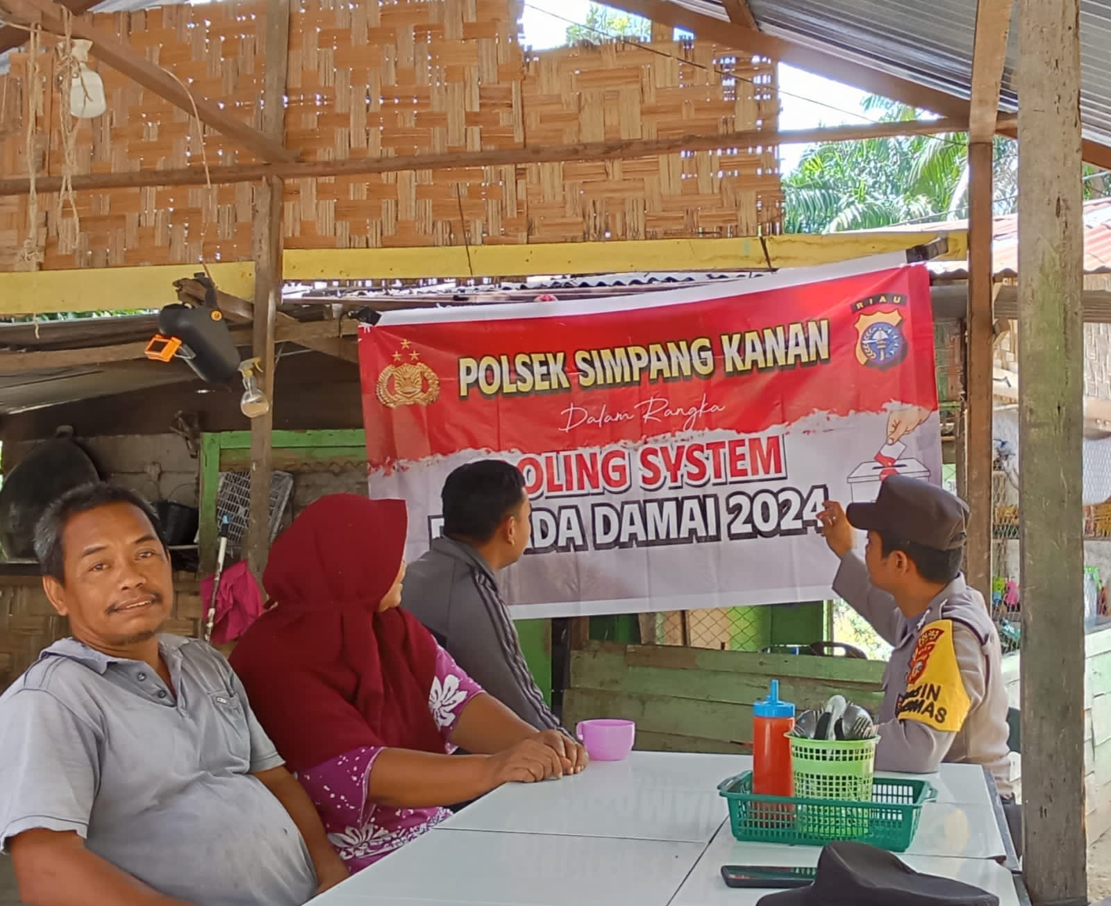 Bripka Mariadi dan Bripka Yudhi Arjuna Imbau Masyarakat Dusun Simpang Polsus Jaga Kamtibmas