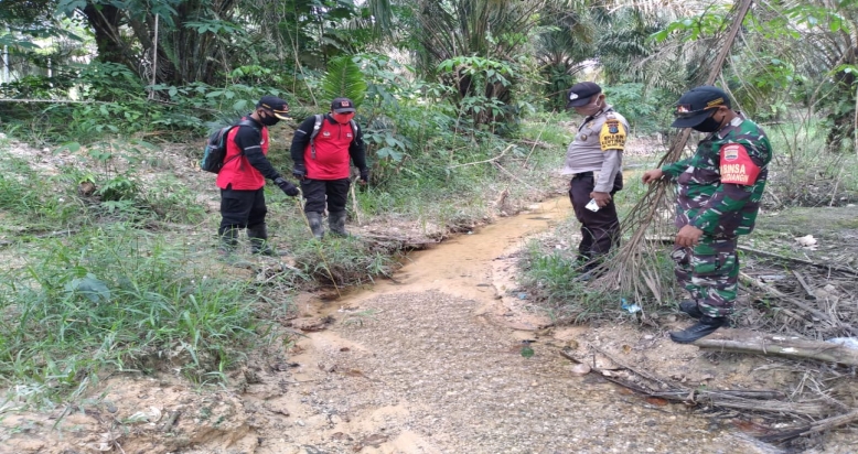 Antisipasi Karlahut di Kampung Mandiangin Babinsa Bhabinkamtbmas dan Masyarakat Peduli Api Patroli Bersama