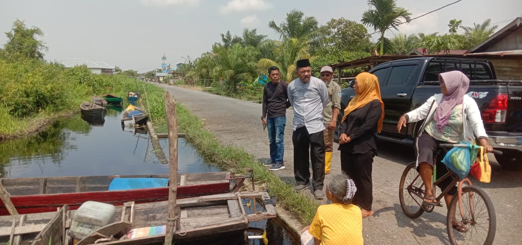 Satgas DLH Rohil Bersihkan Parit Jalan Satria Tangko Ujung