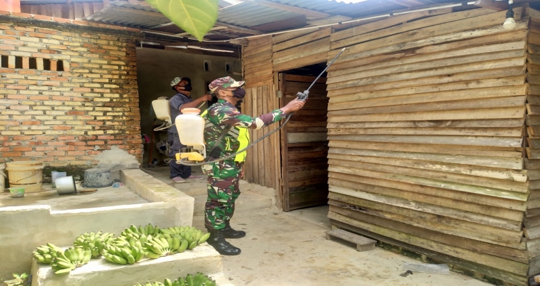 Anggota Koramil 09/Minas Semprot Disinfektan di Kampung Sei Selodang Sungai Mandau