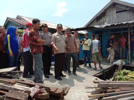 Tinjau Lokasi Tanah Longsor, Bupati Inhil Serahkan Bansos Kepada Para Korban