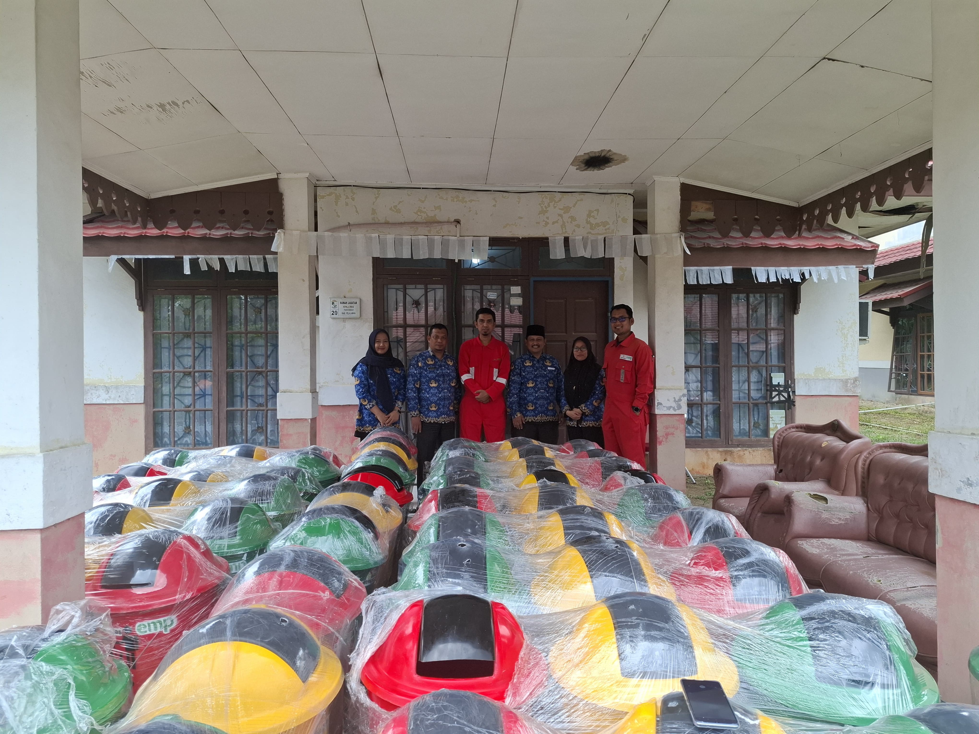 EMP Bentu Limited Dukung Pelalawan Menuju Kabupaten Terbersih, Serahkan 20 Unit Tempat Sampah Terpilah