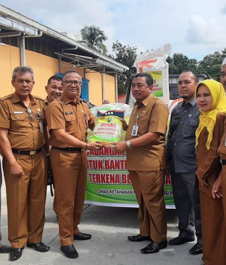  Gubernur Riau Serahkan Bantuan Cadangan Pangan kepada Tiga Kabupaten  