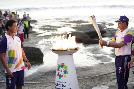 Hamish Daud Bangga Bawa Obor Asian Games dengan Surfing