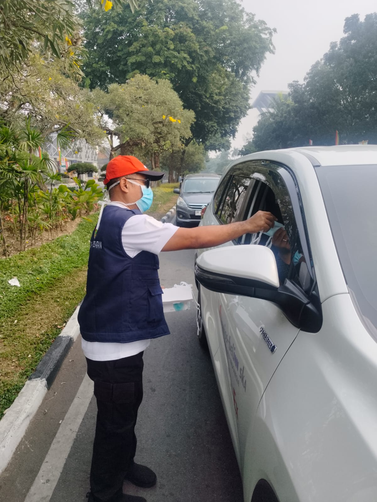 ‎ ‎Di Tengah Kabut Asap, Dinkes Bersama KONI Pekanbaru Bagikan 2000 Masker Gratis Untuk Masyarakat