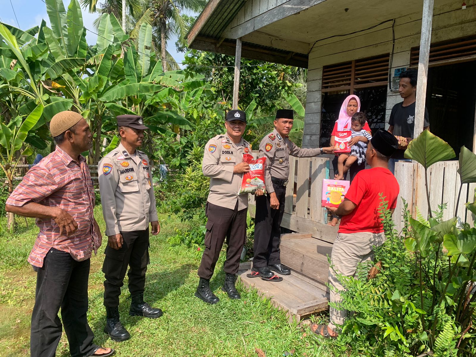 Program Kamis Barokah, Polsek Merbau Berikan Bantuan Makanan Asupan Gizi Balita Stunting