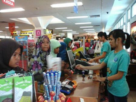 Cinta Buku SD Juara Pekanbaru Ajak siswi kelas 4 dan 6 kunjungi Toko Buku 