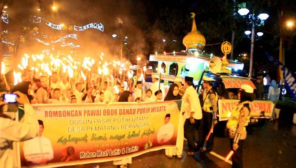 Diguyur Hujan Lebat, Bupati Suparman Lepas Pawai Takbir Lebaran 1438 Hijriah