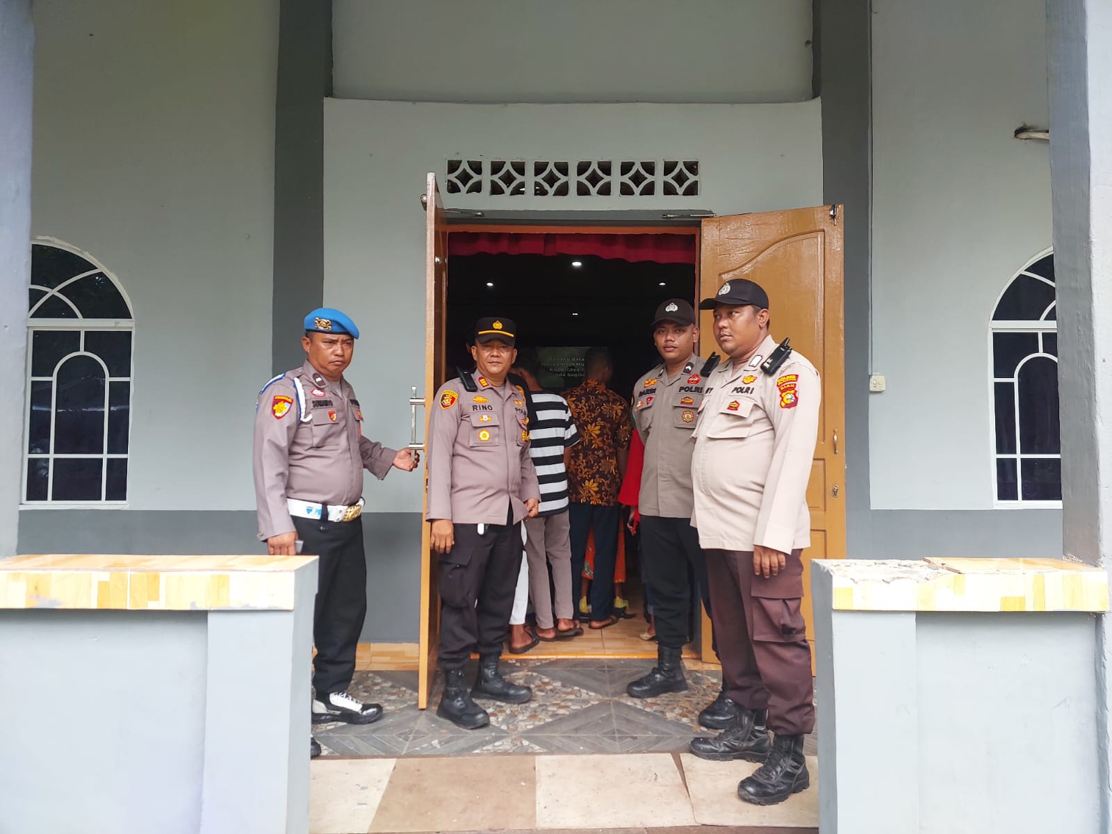 Kapolsek Kuala Kampar Bersama Babinsa Pastikan Keamanan Perayaan Natal