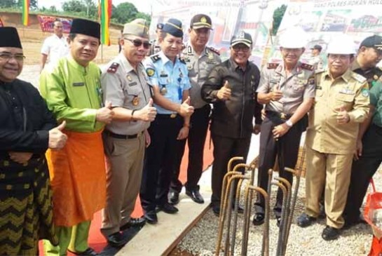 Bupati Rohul H. Sukiman Dampingi Kapolda Riau Bagikan Pompa Air ke Polsek dan Koramil 