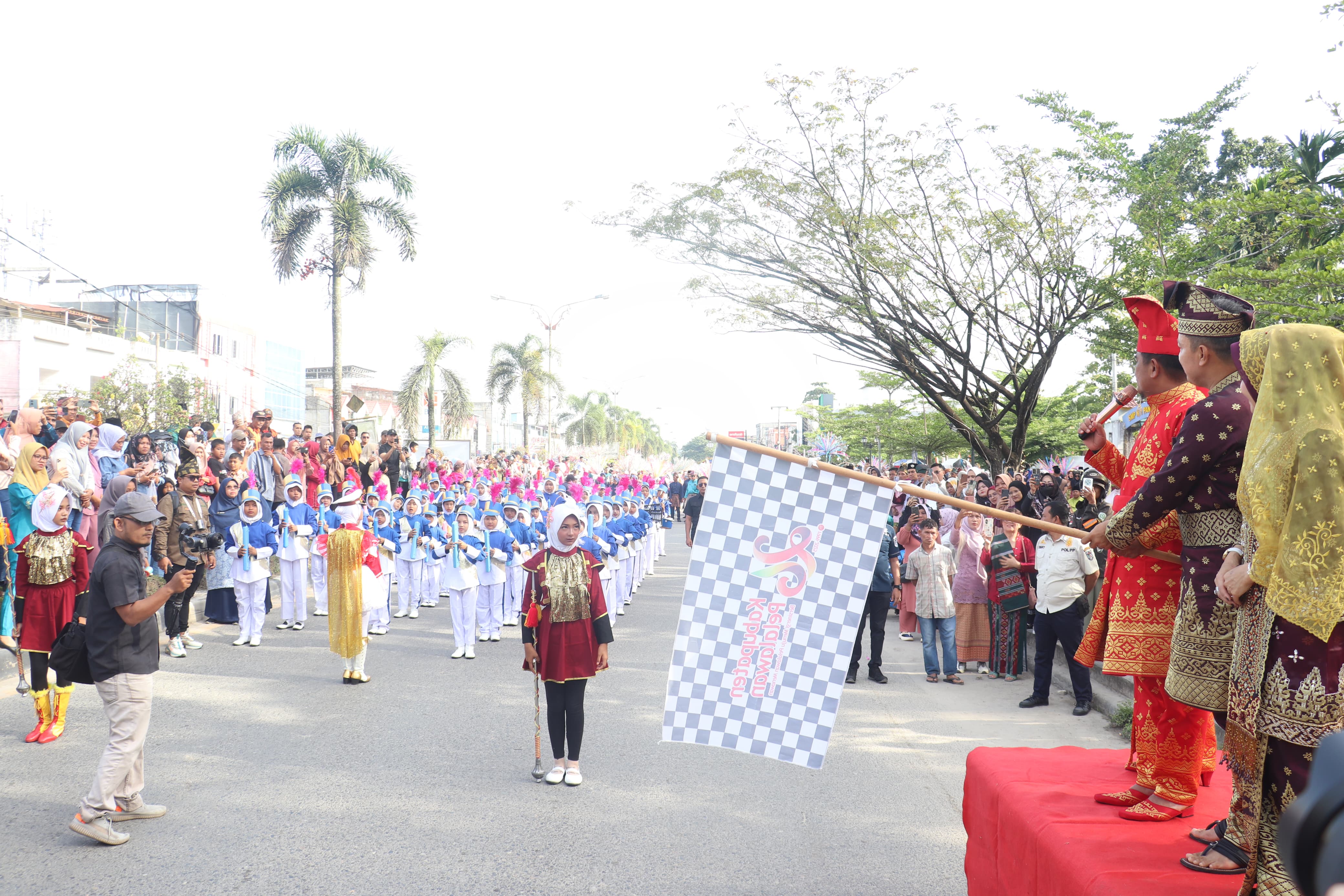 Meriah dan Penuh Warna! Ribuan Warga Padati Pawai Budaya HUT Pelalawan ke-26