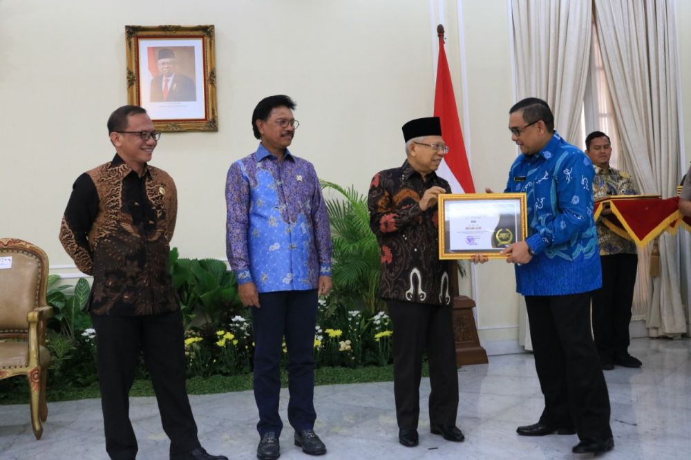 Pemprov Riau Terima Anugerah Keterbukaan Informasi 2019 