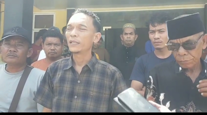 Puluhan warga Suka Maju datangi Mapolres Rohul Soal Pencurian Sawit