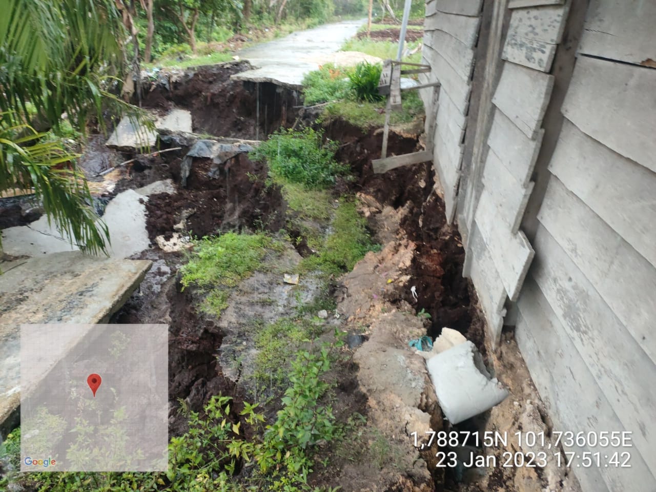 Satu Rumah Warga Rupat Desa Sri Tanjung Terancam Ambruk Akibat Tanah Longsor