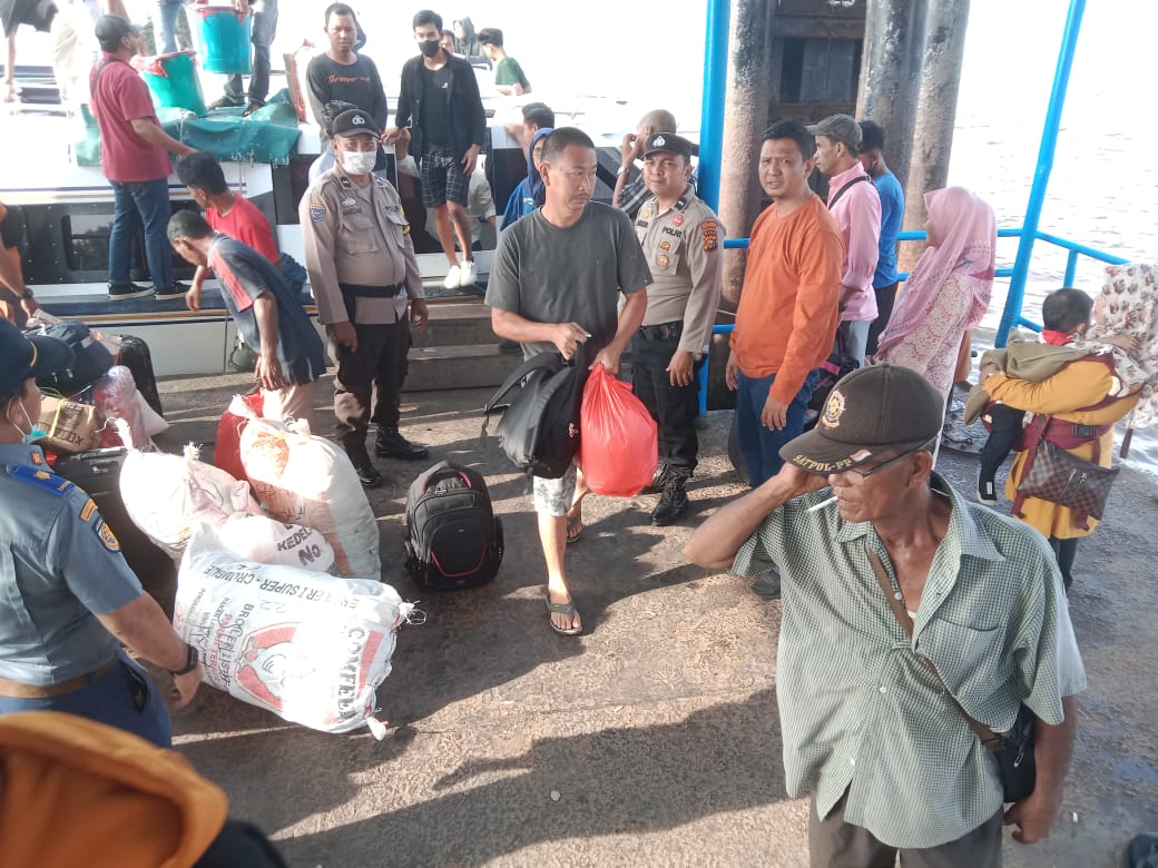 Pasca Usai Lebaran,  Polsek Kuala Kampar Tingkatkan Kamtibmas Penumpang di Pelabuhan