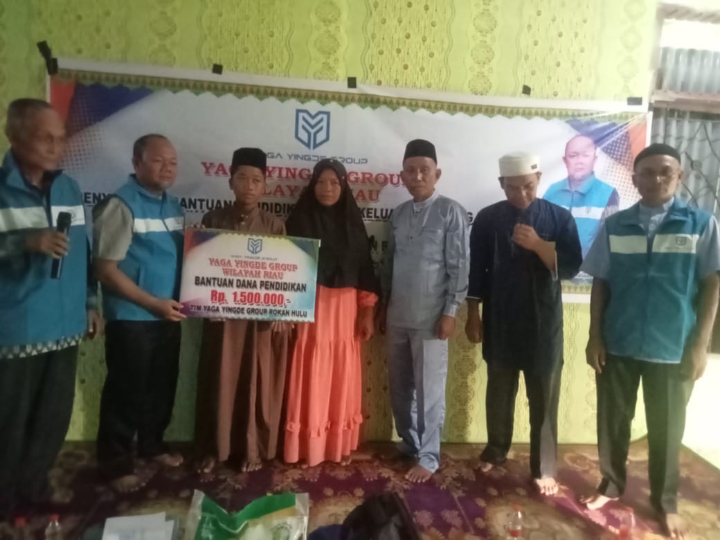 Tim Yaga Yingde Rohul Serahkan Bantuan Beasiswa Kepada Warga Kurang  Mampu di Kepenuhan Hulu