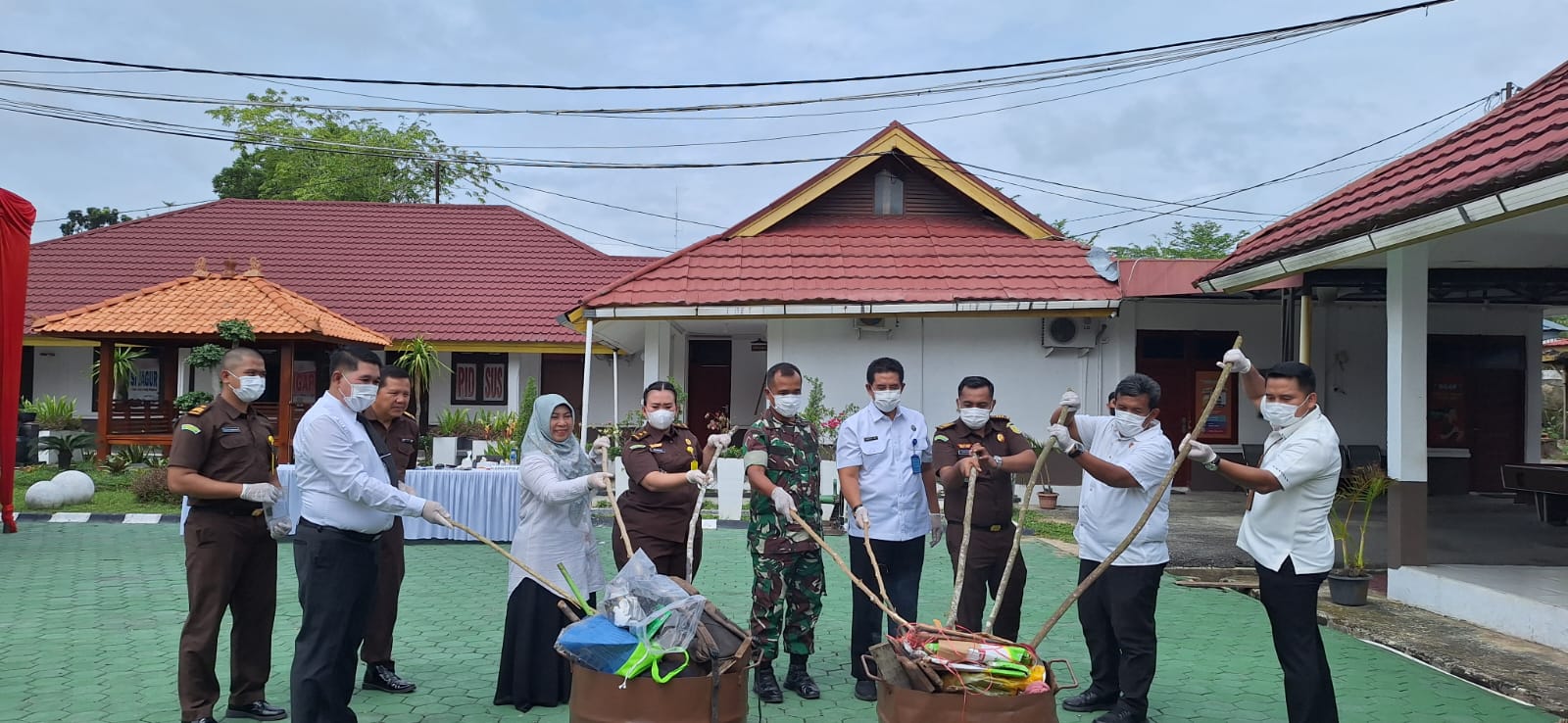 Kejaksaan Negeri Pelalawan Musnahkan Barang Bukti Hasil Kejahatan, Jaga Keamanan dan Ketertiban Masyarakat