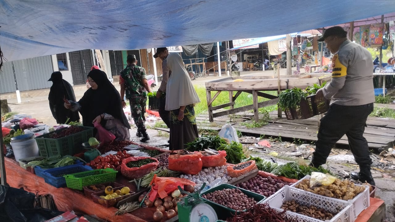 TNI-POLRI Ajak Pedagang Pasar Tradisional Dukung Pilkada Damai 2024