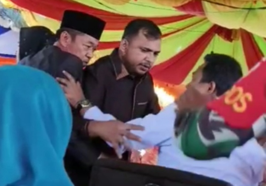 Duh Memalukan di Hadapan Publik, Bupati dan Wabup Rohil Nyaris Baku Hantam