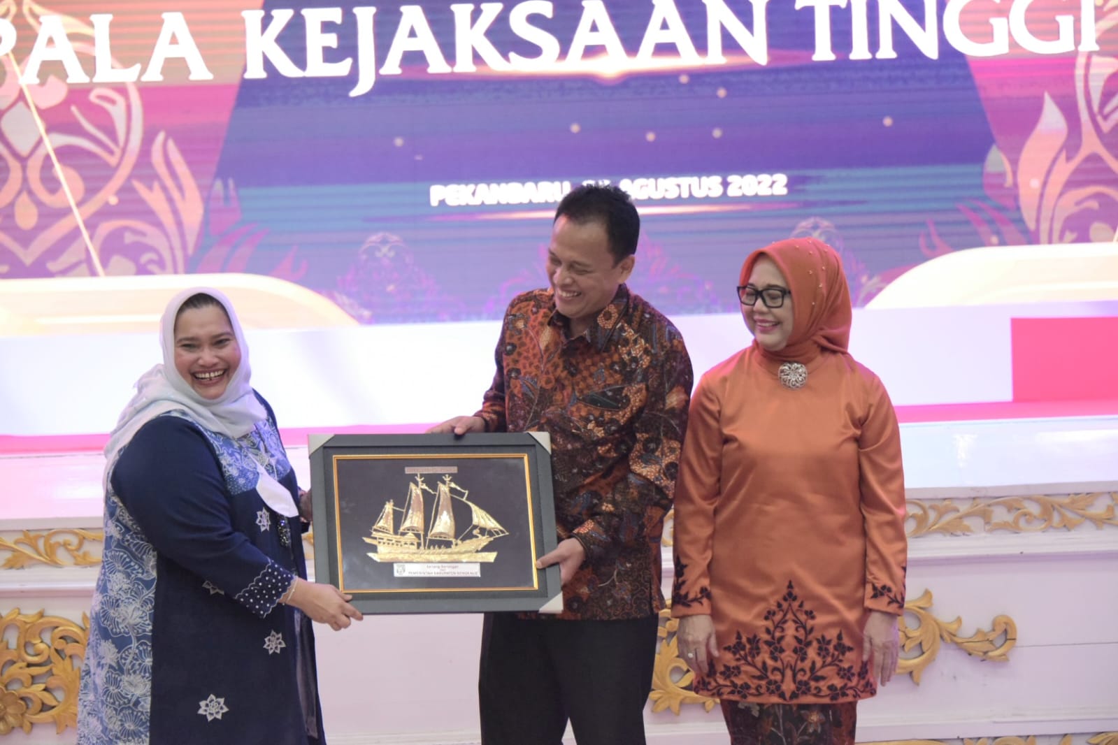 Bupati Kasmarni Hadiri Pisah Sambut Kajati Riau