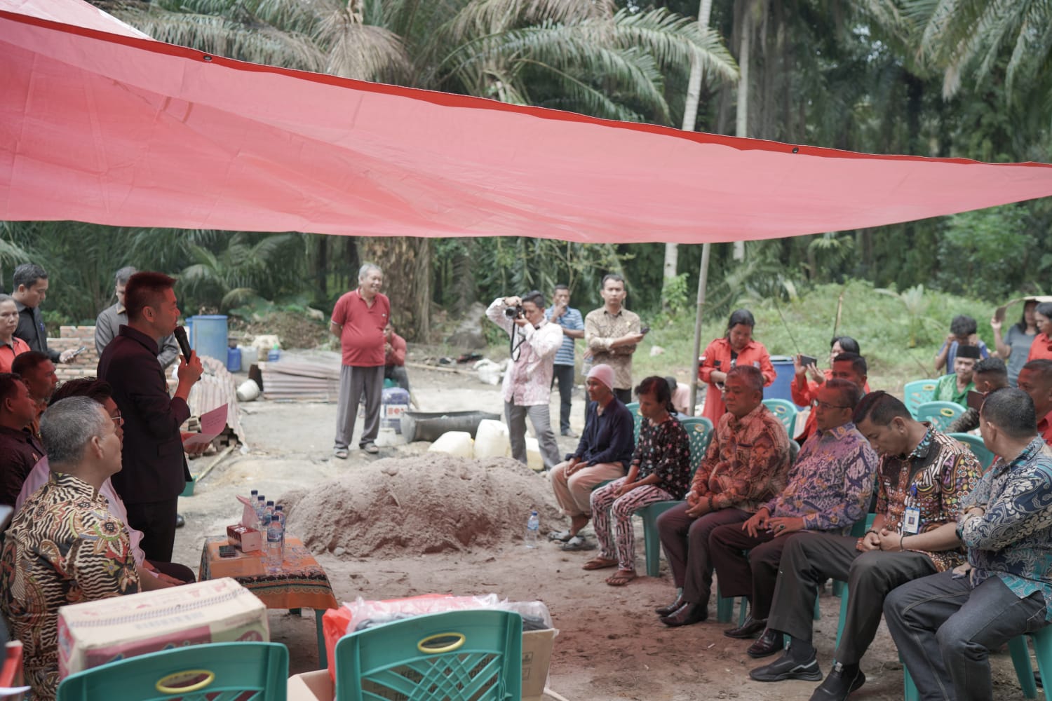 Bupati dan Wabup Rohil Berikan Bantuan Korban Rumah Kebakaran di Balam Sempurna Kota