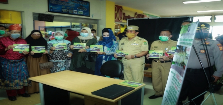 Tingkatkan Ekonomi Masyarakat Bupati Sukiman Buka Bazar Di Pasar Modern