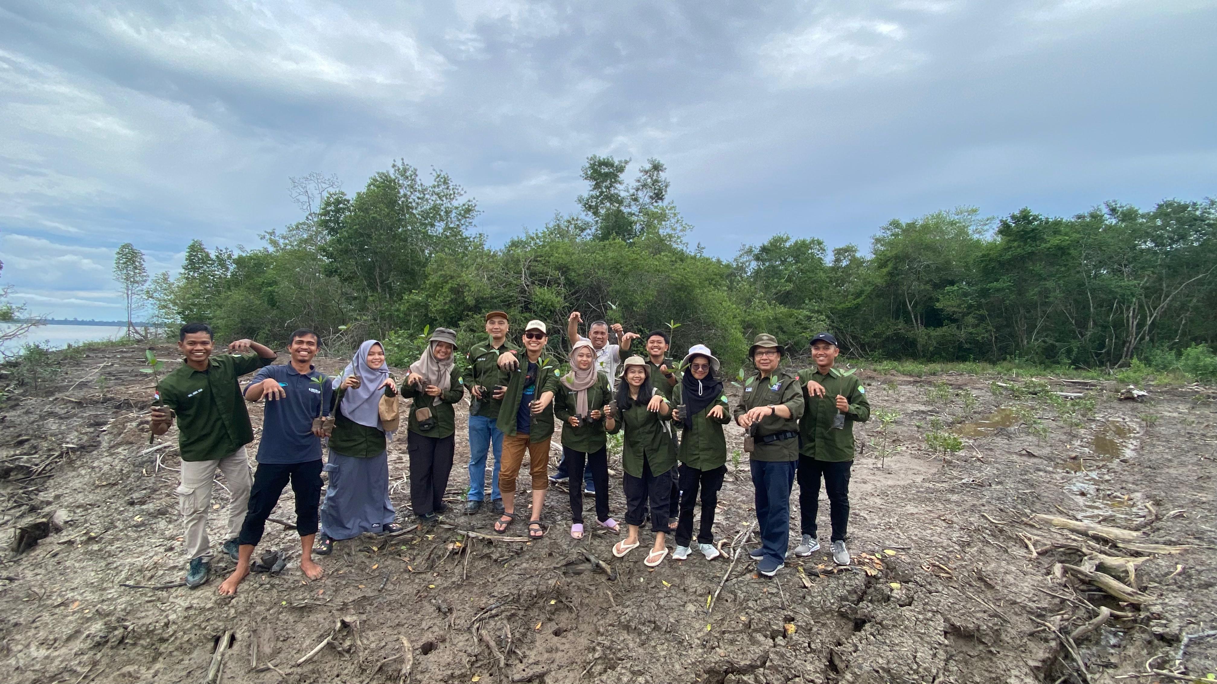Mahasiswa Pascasarjana Ilmu Lingkungan UNRI Lakukan Penanaman Mangrove di Desa Kayuara Permai Kec. Sungai Apit Kab. Siak