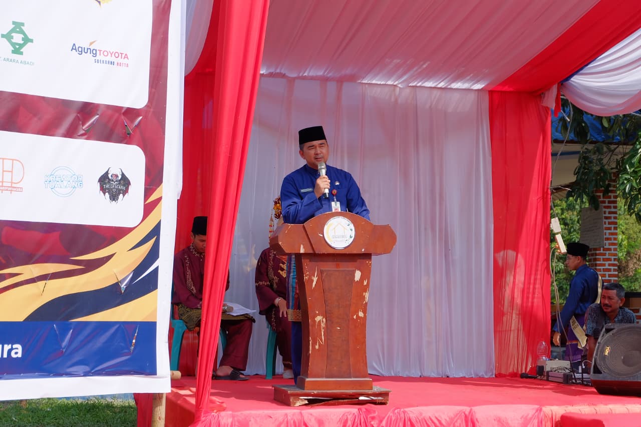 Mewakili Gubri, Kaban Kesbangpol Riau Buka Pacu Sampan Tradisional II di Taman Bunga Impian Okura