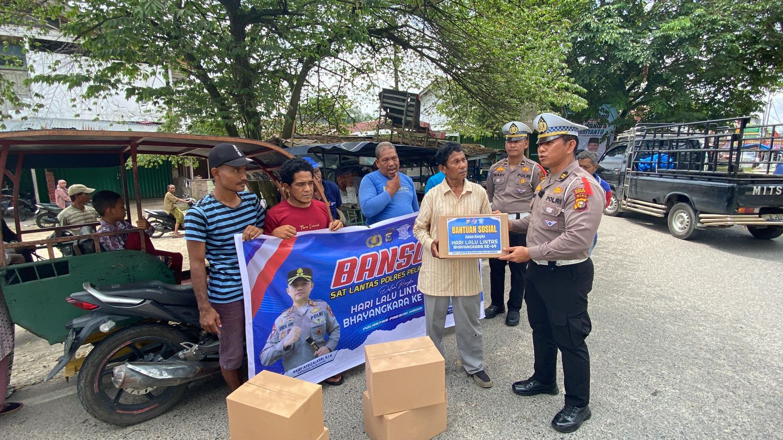 Sat Lantas Polres Pelalawan Bagikan 500 Paket Sembako di HUT Lalu Lintas Bhayangkara ke-69