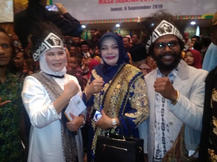 Sah Anggota DPRD Riau, Ade Hartati Rahmad Beda Penampilan dari Anggota yang Lain